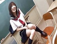 Junge, japanische Schulmädchen zeigen sich hemmungslos bei der Selbstbefriedigung