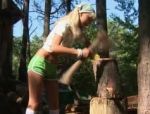 Eine süße Holzfällerin ist nackt im Wald #7