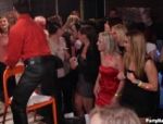 Amateure ficken zufrieden in der Disko #8