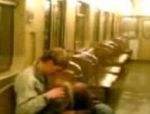 Im Zug bläst sie ihrem Freund einen #5