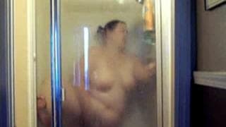 BBW masturbiert in der Dusche mit einem Dildo