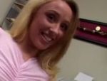 Blonde Schlampe fickt doggystyle im Büro #5