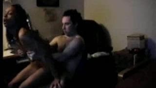 Una giovane coppia fa sesso su una sedia