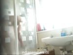 Una telecamera nascosta in un bagno indiano #10