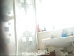 Una telecamera nascosta in un bagno indiano #16