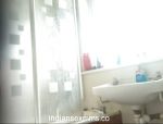 Una telecamera nascosta in un bagno indiano #4