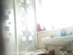 Una telecamera nascosta in un bagno indiano #6
