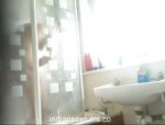 Una telecamera nascosta in un bagno indiano #7
