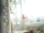 Una telecamera nascosta in un bagno indiano #8