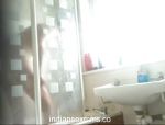 Una telecamera nascosta in un bagno indiano #9