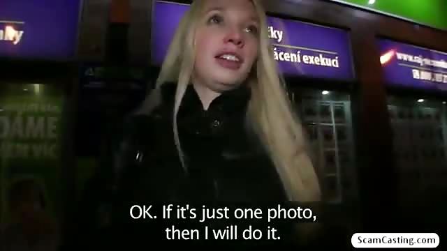 Eine Blondine mit einem Trick dazu gebracht, auf der Straße zu ficken