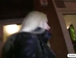 Eine Blondine mit einem Trick dazu gebracht, auf der Straße zu ficken #2