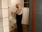 Intensiver Fick auf einer öffentlichen Toilette #1