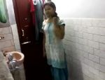 Teen indiana mostra il suo corpo nel bagno #1