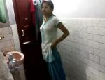 Teen indiana mostra il suo corpo nel bagno #2