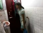 Teen indiana mostra il suo corpo nel bagno #3