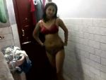 Teen indiana mostra il suo corpo nel bagno #8