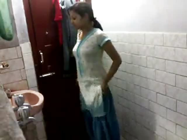 Teen indiana mostra il suo corpo nel bagno