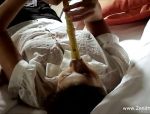 Schulmädchen masturbiert mit einer Flöte #4