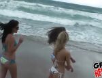 Bikiniluder machen sich am Strand startklar #2