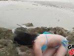 Bikiniluder machen sich am Strand startklar #6