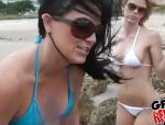 Bikiniluder machen sich am Strand startklar #7