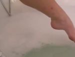 Una dilettante col seno grosso e naturale si lava sotto la doccia #16