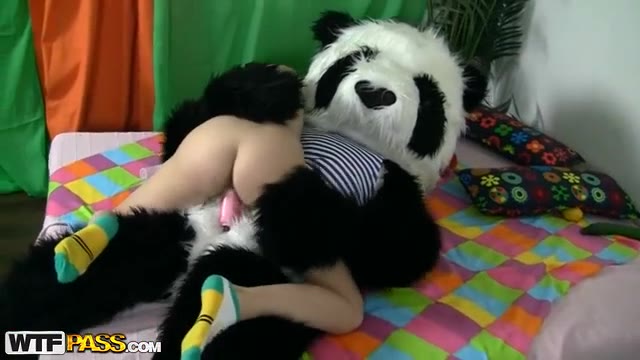 Atraktive Brünette verführt einen jungen Pandabären bei lushstories #13