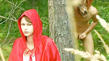 Beata Undine spielt Rotkäppchen und fickt mit dem Großen Bösen Wolf