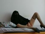 Muslimische Frau mit Burka masturbiert sich mit einem Dildo anal #5