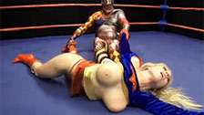 Wrestlingkampf mit Christie Stevens, die wie Superwoman verkleidet ist