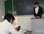 Die japanische Lehrerin Miku Ohashi gibt einem Schüler in der Klasse einen Blowjob #1