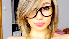 LaraMarilynSweet, bellissima webcam girl con gli occhiali in azione