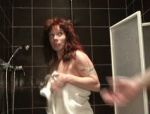Rothaarige deutsche Hexe wird beim Duschen gedrillt #1