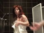 Rothaarige deutsche Hexe wird beim Duschen gedrillt #10