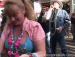 Frauen zeigen beim Straßenfest ihre Titten #2
