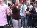 Frauen zeigen beim Straßenfest ihre Titten #5