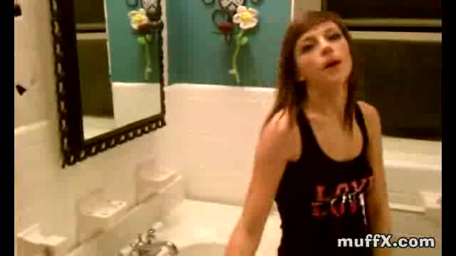 Junges Mädchen macht es sich im Badezimmer genüsslich selbst #1