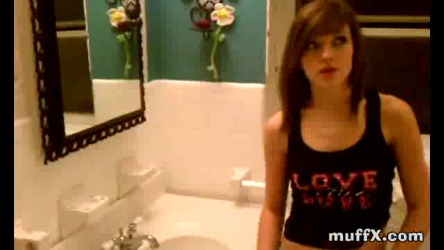 Junges Mädchen macht es sich im Badezimmer genüsslich selbst #2