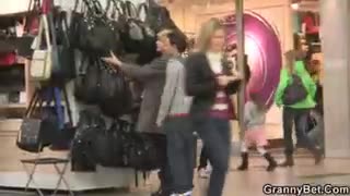 Junger Mann schleppt alte Blondine ab und fickt ihre Muschi hart #1