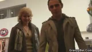 Junger Mann schleppt alte Blondine ab und fickt ihre Muschi hart #2