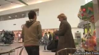 Junger Mann schleppt alte Blondine ab und fickt ihre Muschi hart #4