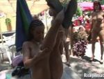 Sexy Amateurinnen, scharfe Girls mit geilen Kurven posieren nackt im Feien