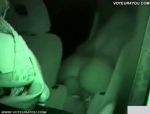 Una camera ad infrarossi filma una scopata all'interno di una macchina