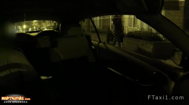 Vollbusige Amateurdarstellerin lässt sich bei johnholmes in einem Taxi durchficken #1