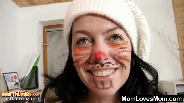 Brünette Ehefrauen ficken ihre Löcher mit Sex Toys #16