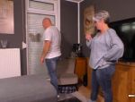Reifes molliges deutsches Pärchen fickt im Wohnzimmer auf dem Sofa #3