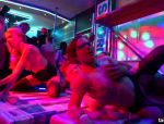 Orgie mit sexgeilen Mädels in einer Disko #13
