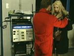 Gasmaskenmann spritzt der Blonden in deutschem Porno eine giftige Ladung #4