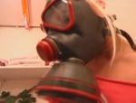 Deutsche Fetisch-Schlampe masturbiert mit Gasmaske #16